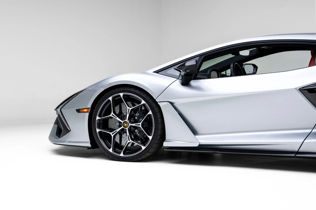 2025 Lamborghini Revuelto - Image 16 of 21