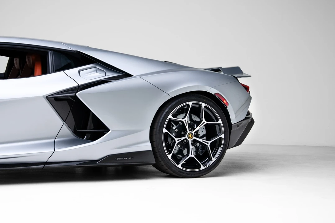 2025 Lamborghini Revuelto - Image 17 of 21