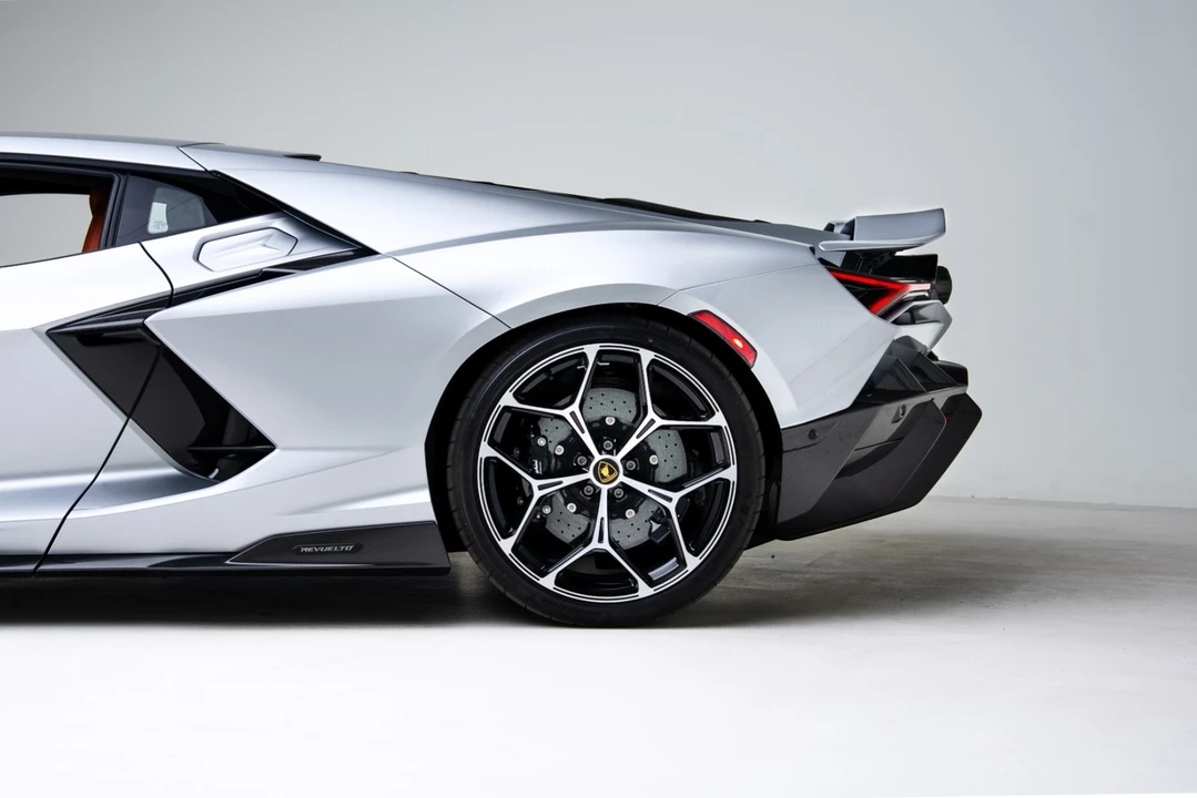 2025 Lamborghini Revuelto - Image 15 of 21
