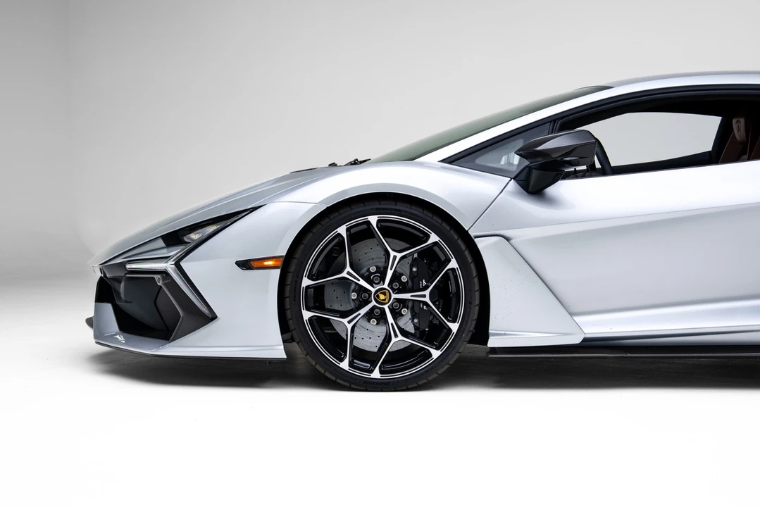 2025 Lamborghini Revuelto - Image 14 of 21