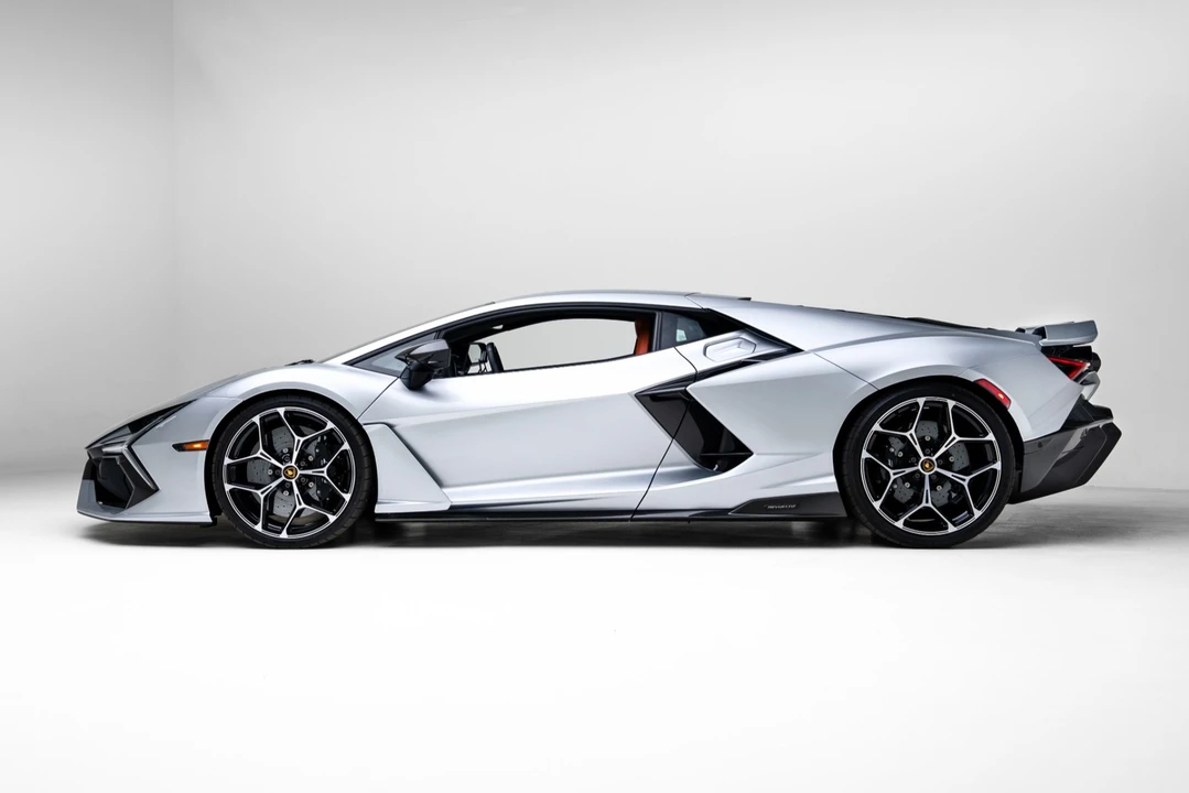 2025 Lamborghini Revuelto - Image 12 of 21