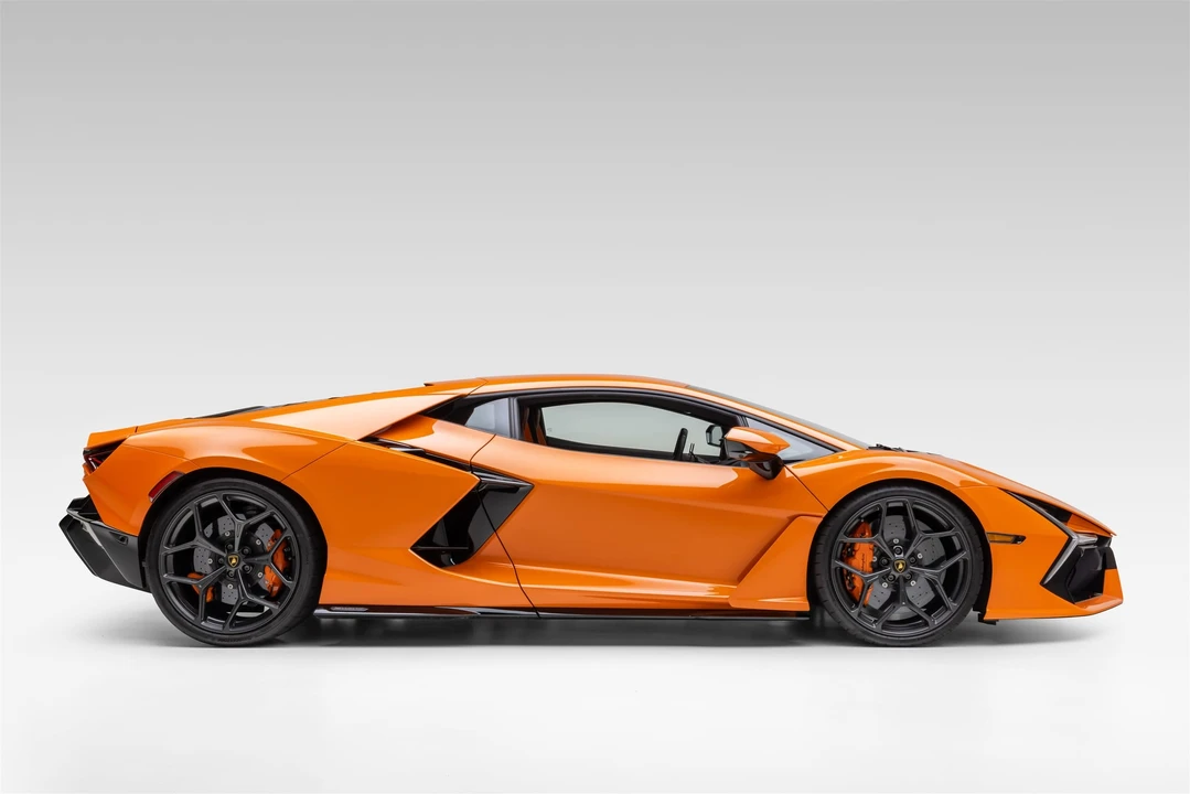 2025 Lamborghini Revuelto - Image 7 of 31