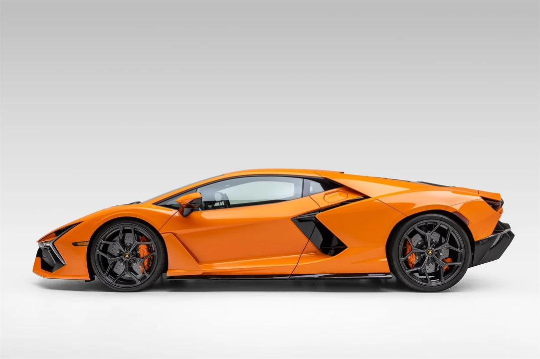 2025 Lamborghini Revuelto - Image 17 of 31