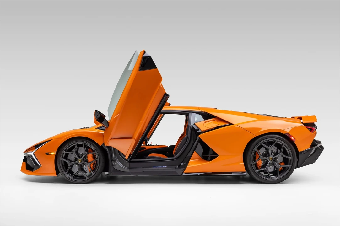 2025 Lamborghini Revuelto - Image 18 of 31