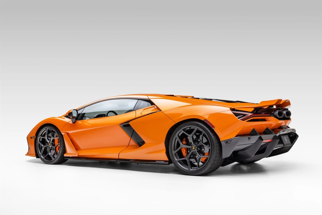 2025 Lamborghini Revuelto - Image 16 of 31