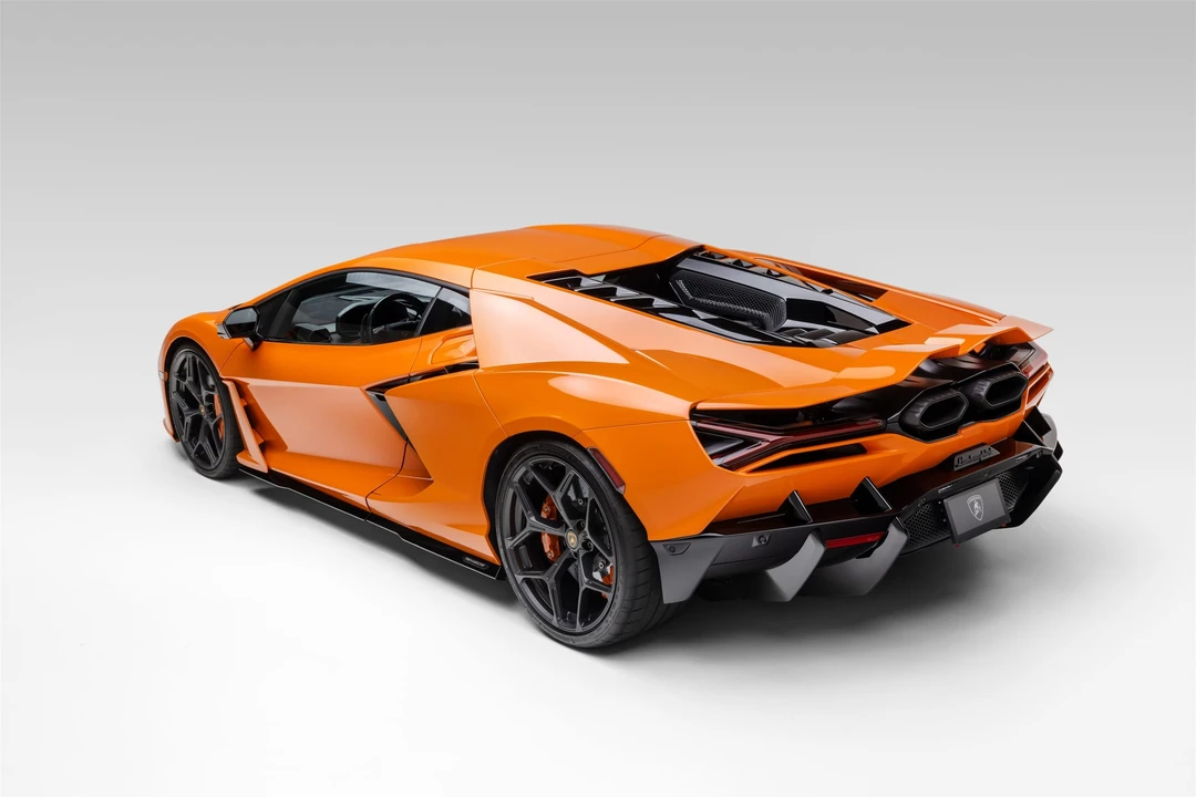 2025 Lamborghini Revuelto - Image 15 of 31