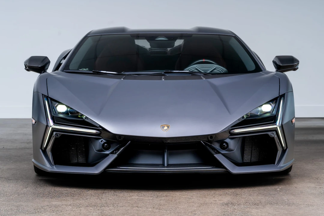 2025 Lamborghini Revuelto - Image 15 of 31