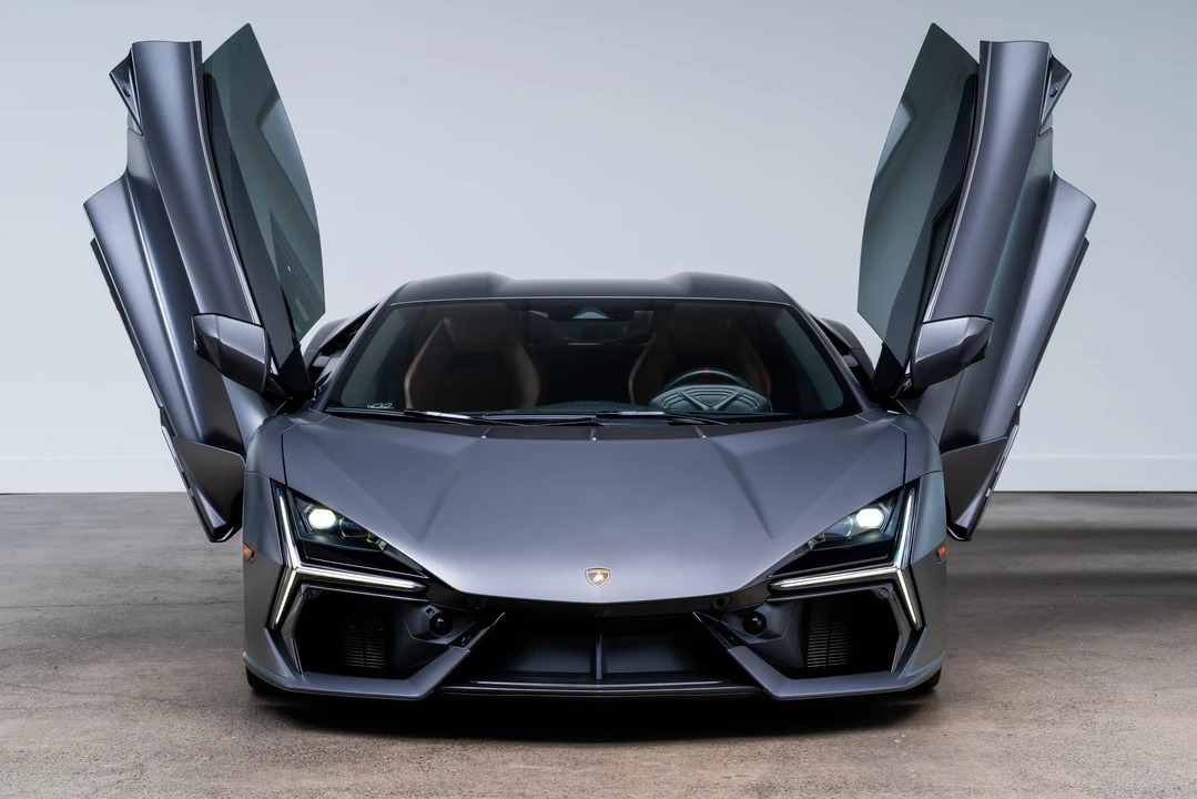 2025 Lamborghini Revuelto - Image 16 of 31