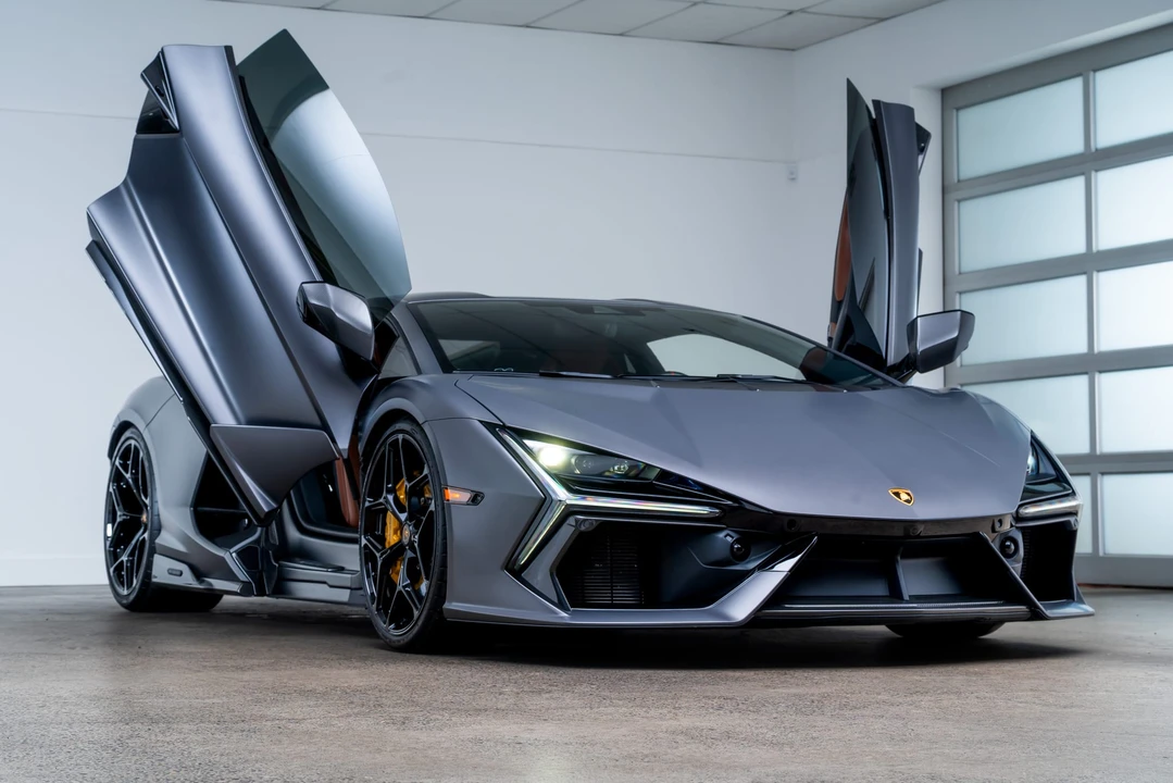 2025 Lamborghini Revuelto - Image 17 of 31