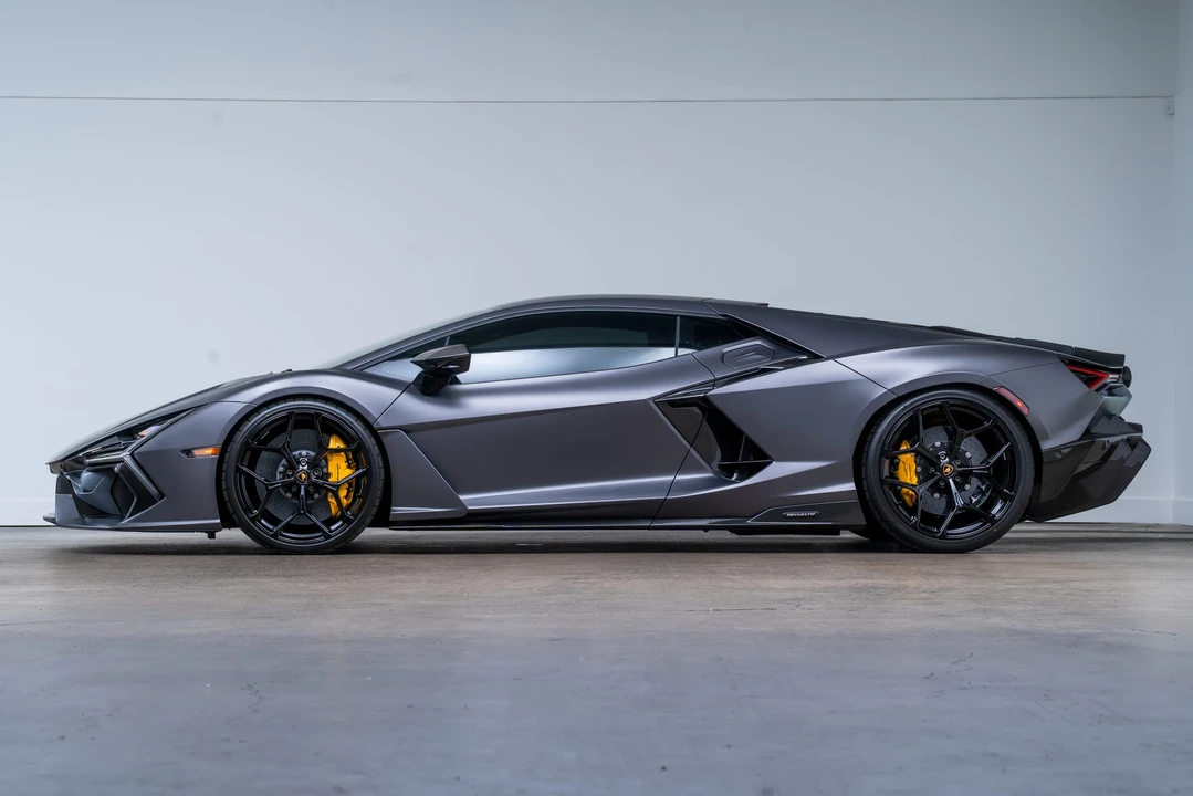 2025 Lamborghini Revuelto - Image 23 of 31