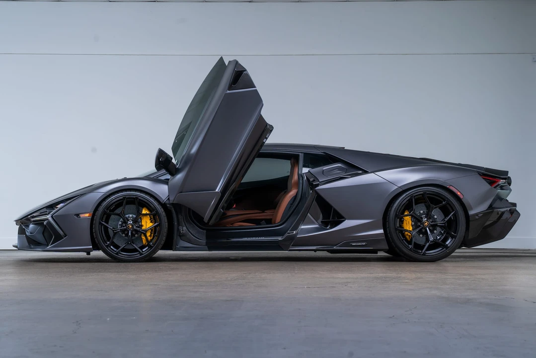 2025 Lamborghini Revuelto - Image 24 of 31