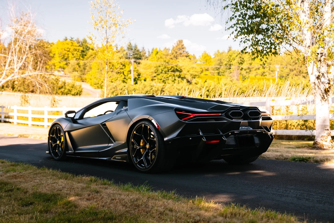 2025 Lamborghini Revuelto - Image 13 of 31