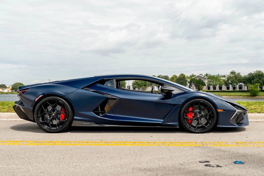 2025 Lamborghini Revuelto - Image 7 of 31