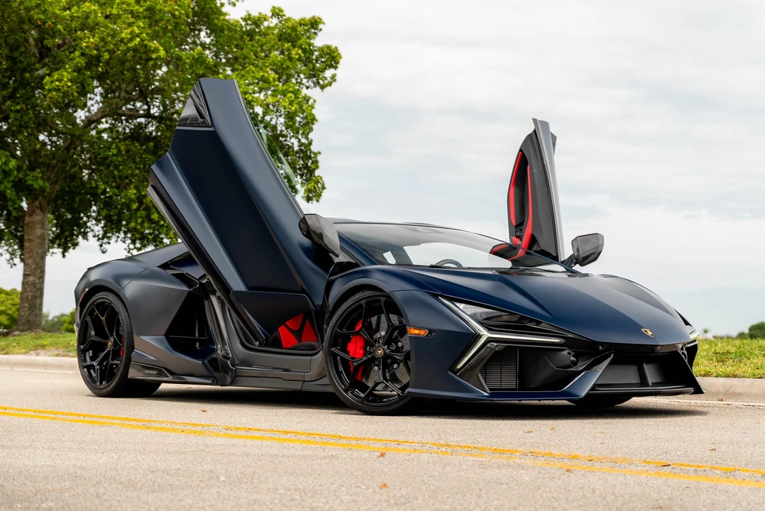 2025 Lamborghini Revuelto - Image 15 of 31