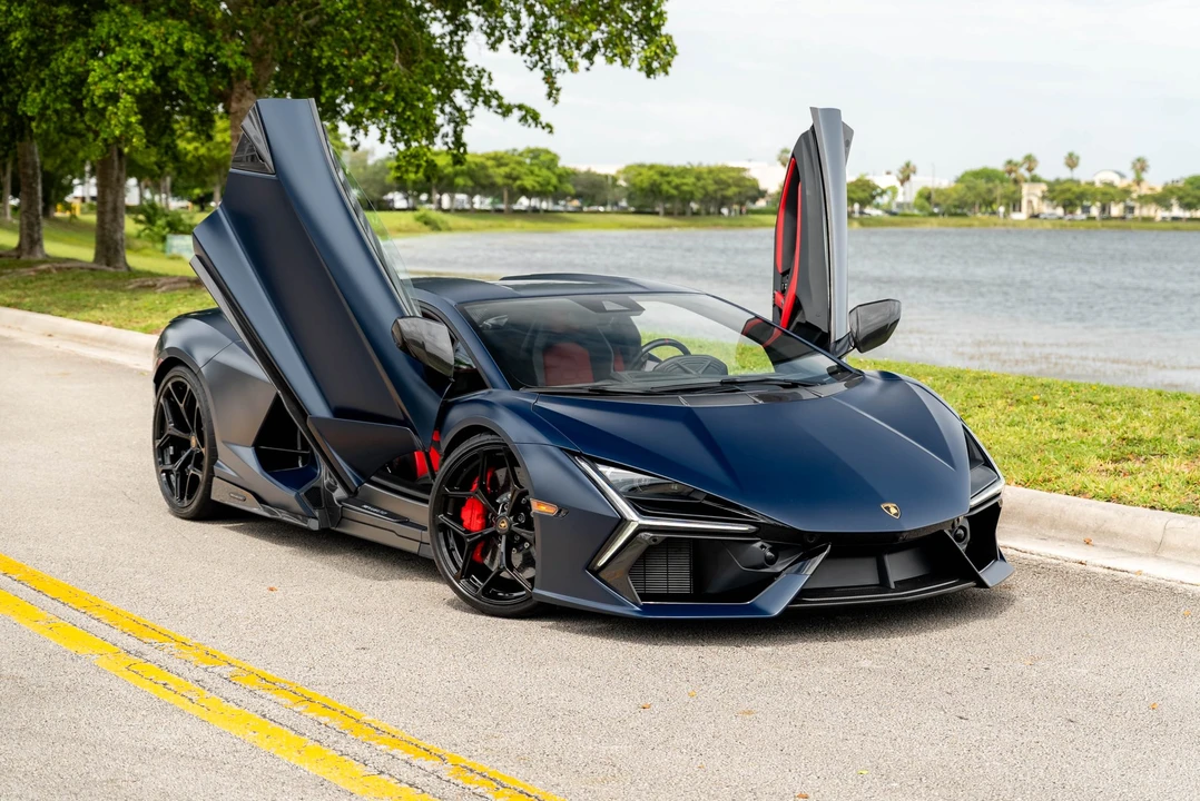 2025 Lamborghini Revuelto - Image 17 of 31