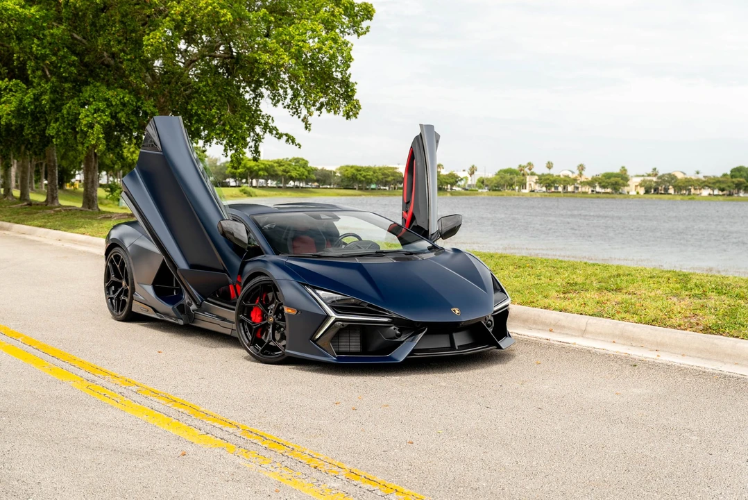 2025 Lamborghini Revuelto - Image 16 of 31