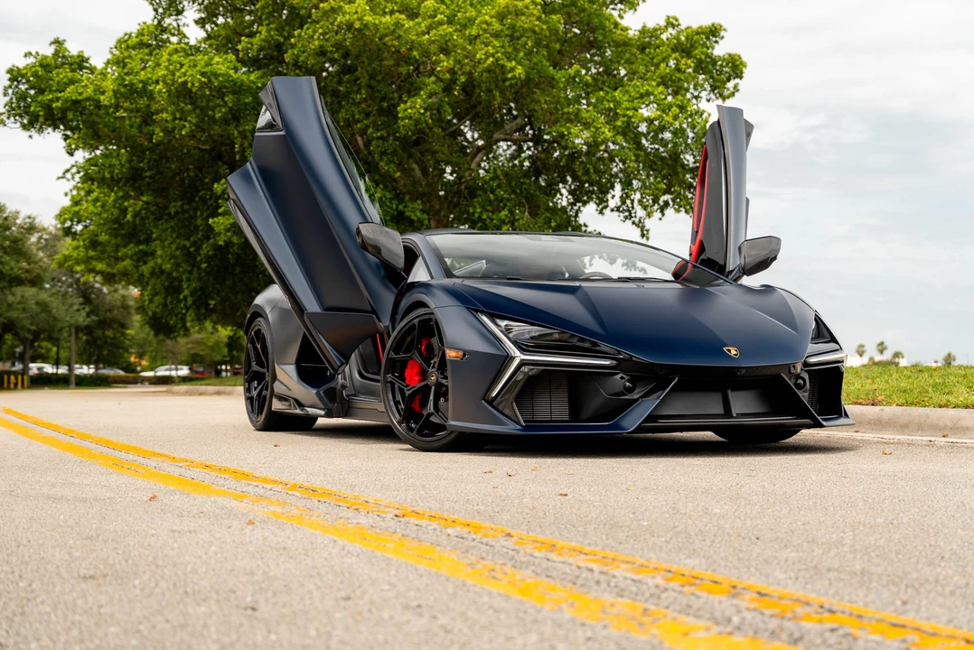 2025 Lamborghini Revuelto - Image 18 of 31