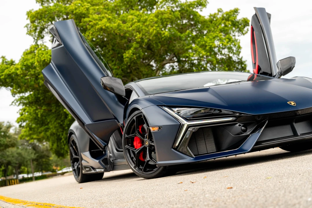 2025 Lamborghini Revuelto - Image 19 of 31