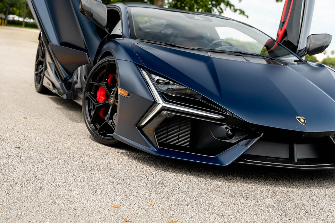 2025 Lamborghini Revuelto - Image 10 of 31