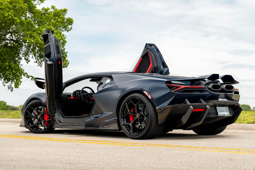 2025 Lamborghini Revuelto - Image 11 of 31