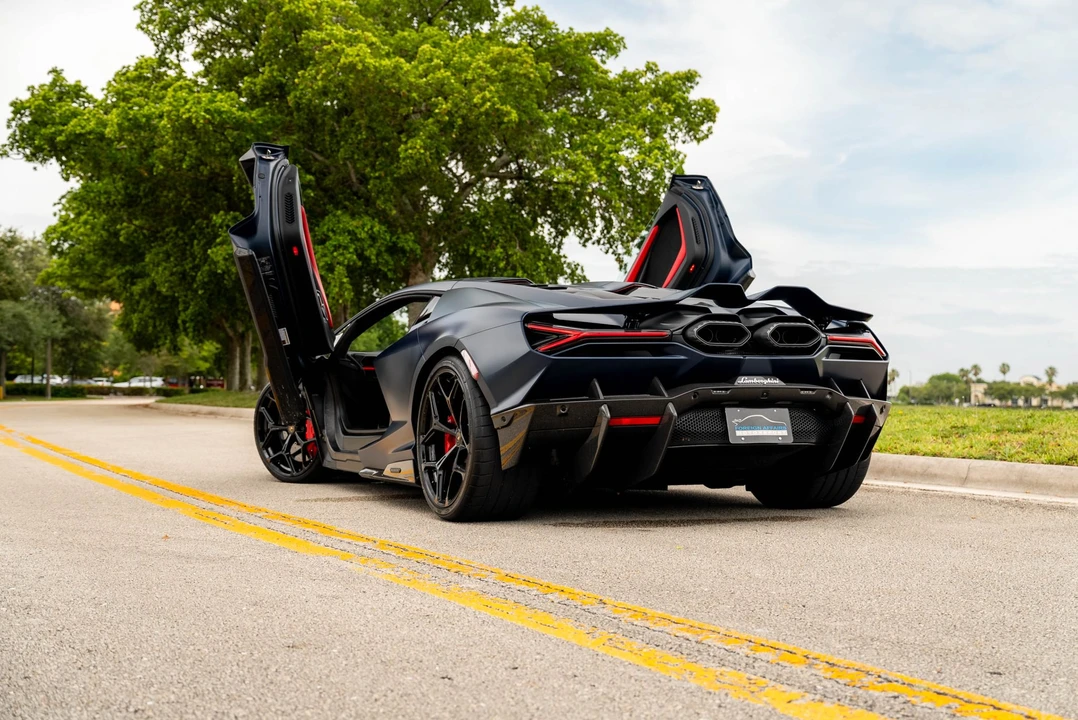 2025 Lamborghini Revuelto - Image 12 of 31