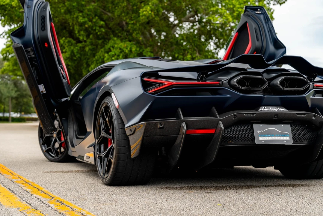 2025 Lamborghini Revuelto - Image 14 of 31