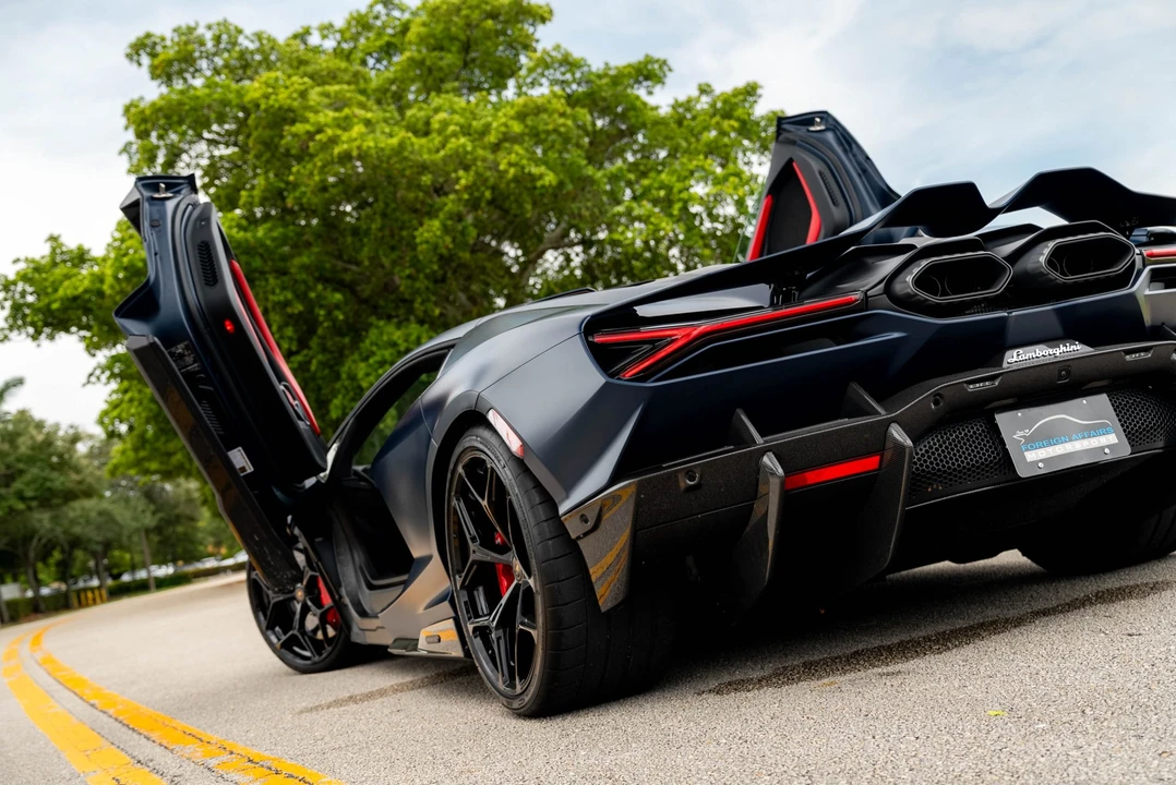 2025 Lamborghini Revuelto - Image 13 of 31