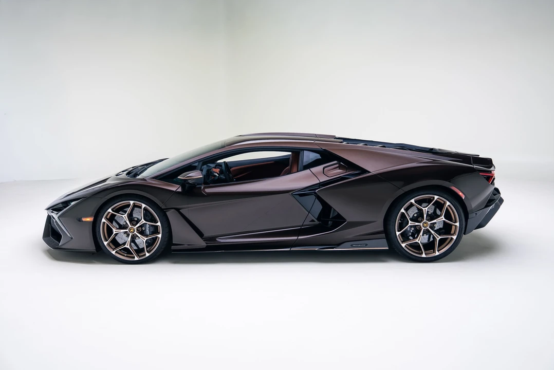 2025 Lamborghini Revuelto - Image 15 of 31
