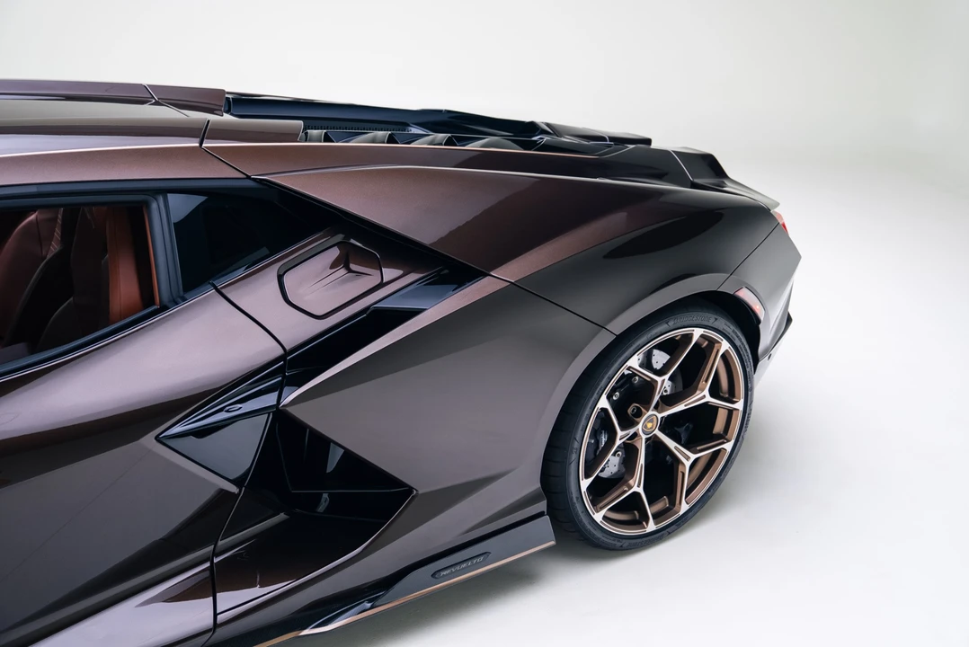2025 Lamborghini Revuelto - Image 21 of 31