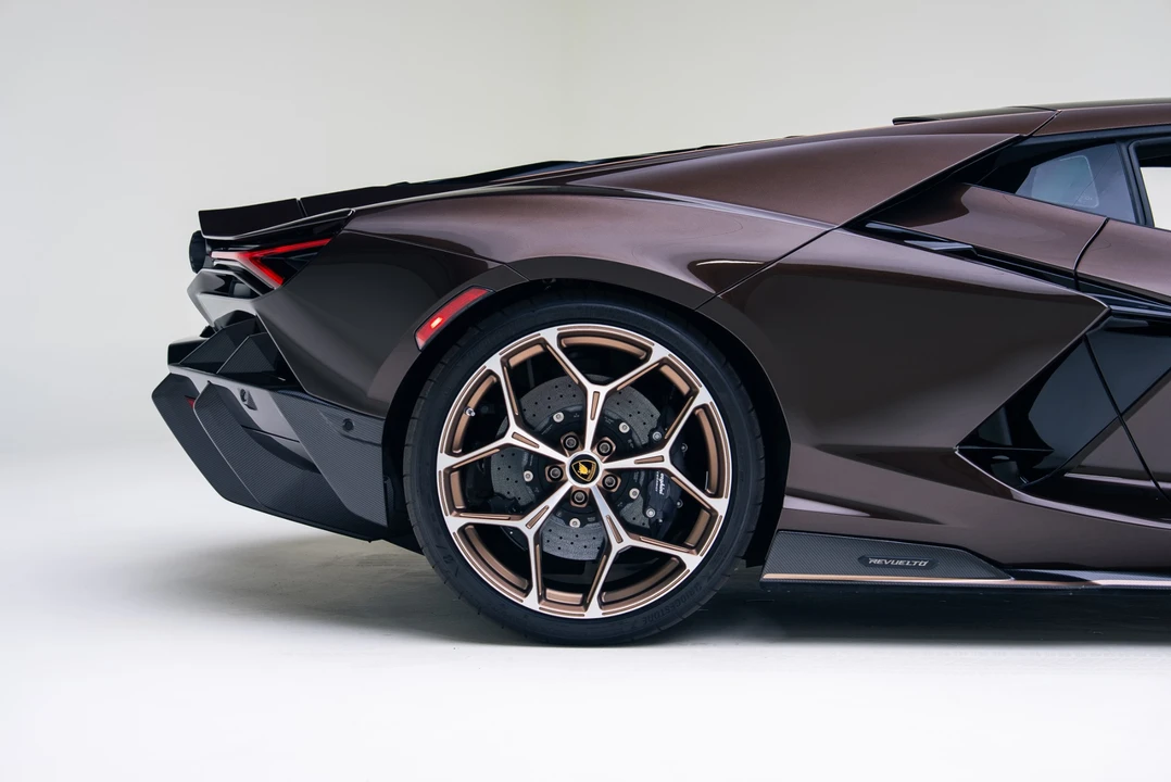 2025 Lamborghini Revuelto - Image 18 of 31