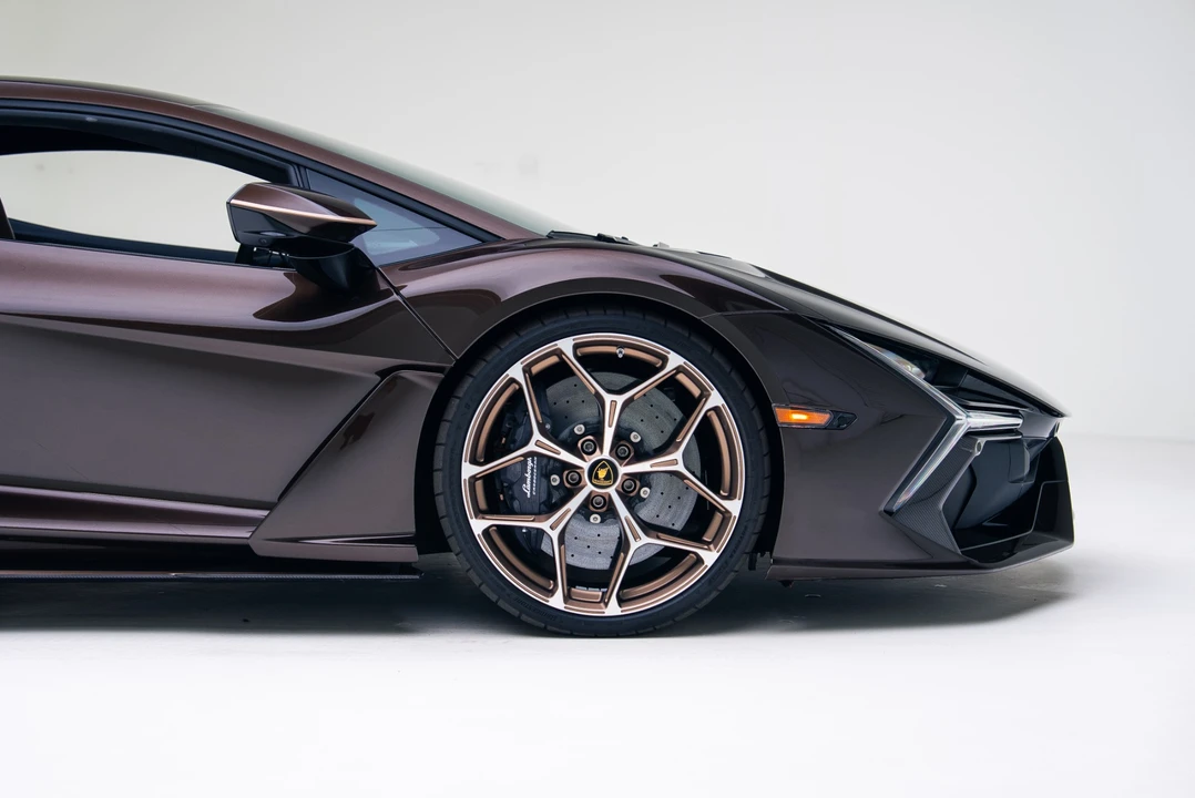 2025 Lamborghini Revuelto - Image 19 of 31