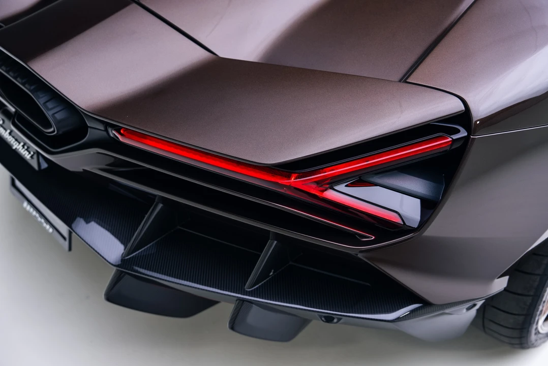 2025 Lamborghini Revuelto - Image 29 of 31