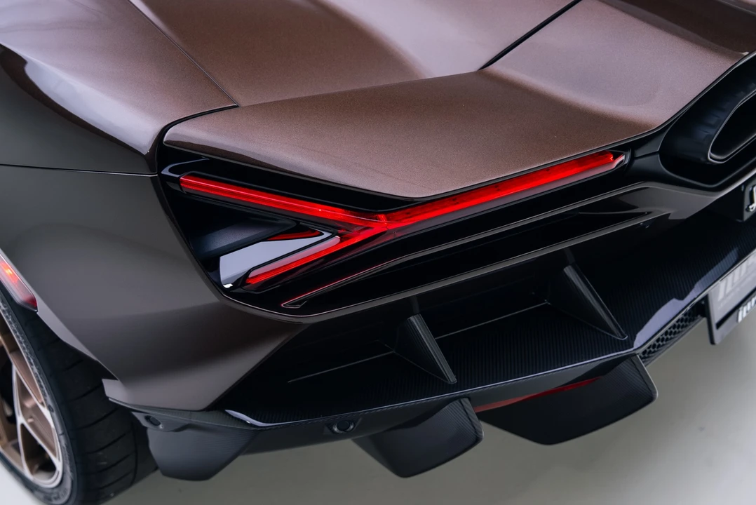 2025 Lamborghini Revuelto - Image 28 of 31