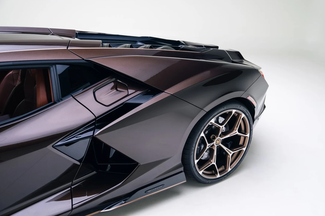 2025 Lamborghini Revuelto - Image 19 of 21