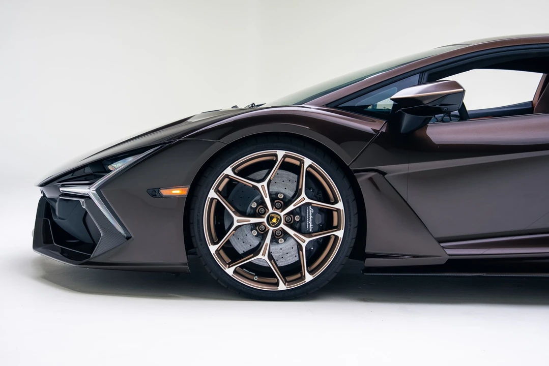 2025 Lamborghini Revuelto - Image 16 of 21
