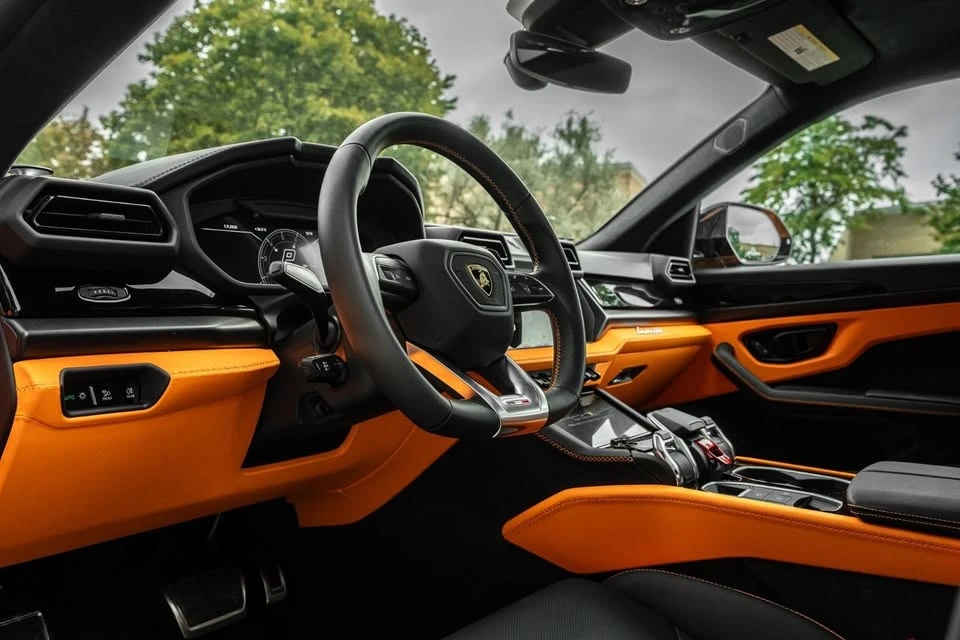 2025 Lamborghini Urus SE - Image 16 of 20