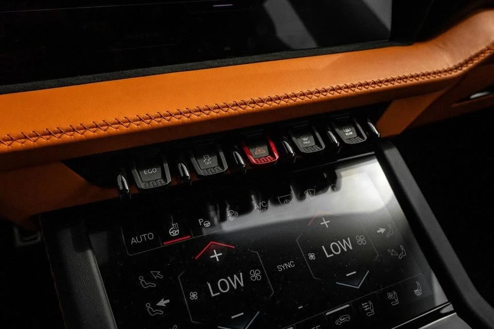 2025 Lamborghini Urus SE - Image 16 of 19
