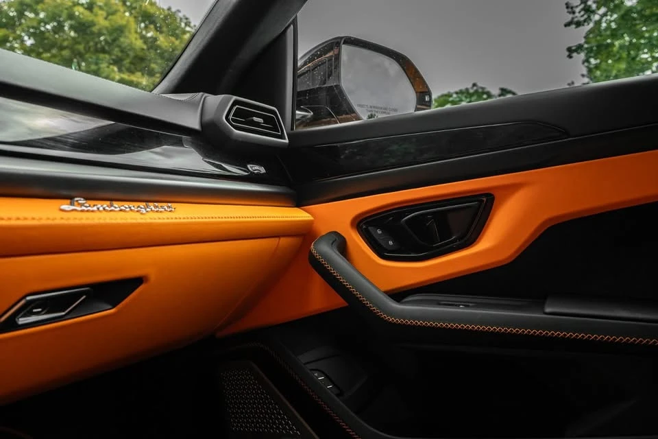 2025 Lamborghini Urus SE - Image 15 of 18