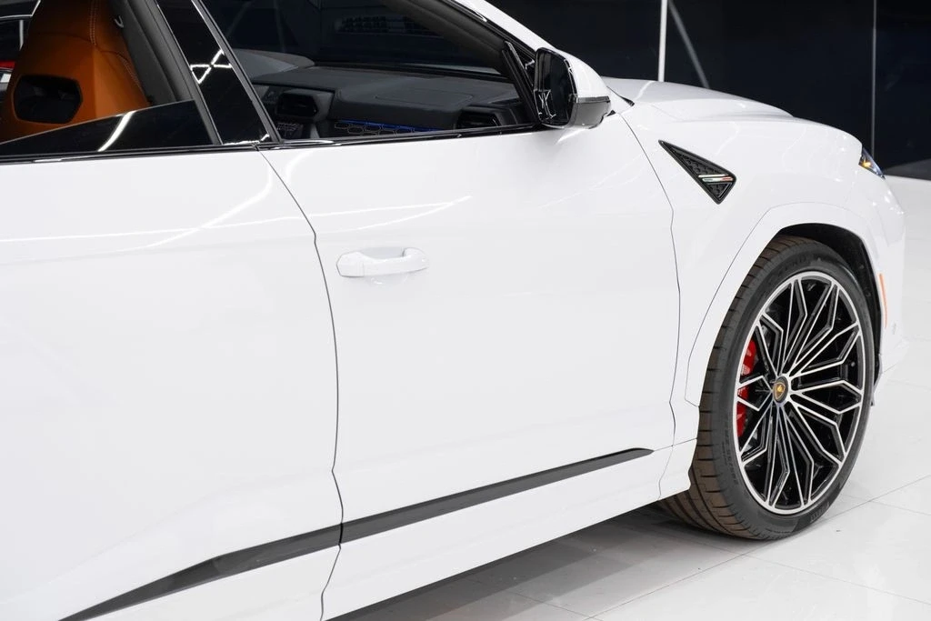2025 Lamborghini Urus - Image 12 of 21