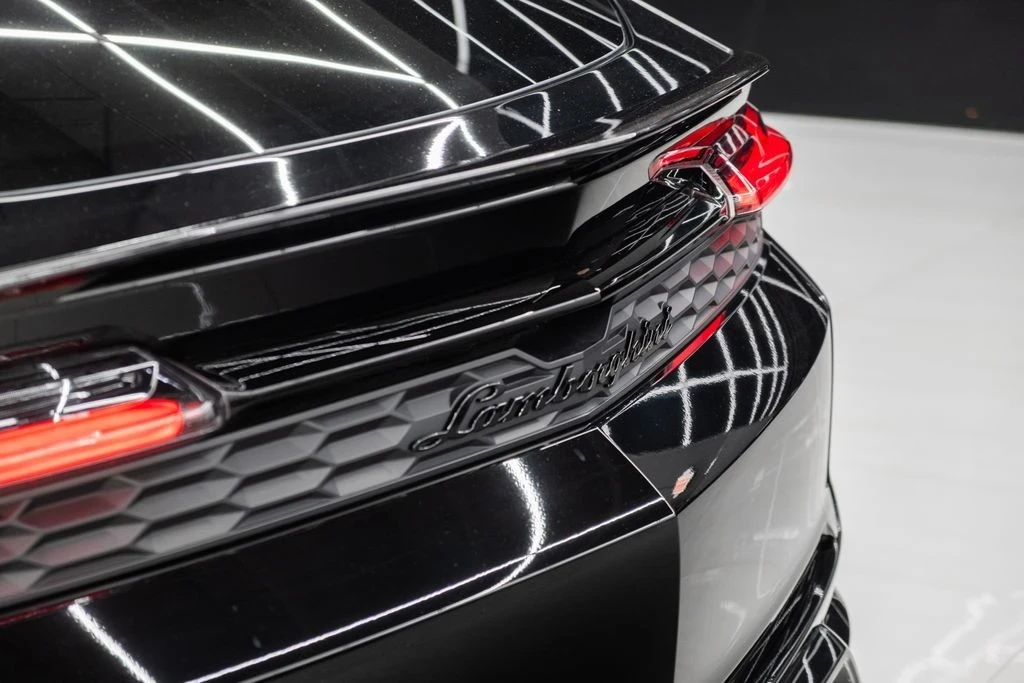 2025 Lamborghini Urus - Image 15 of 21