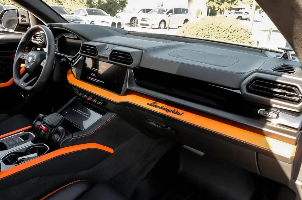 2025 Lamborghini Urus - Image 8 of 20