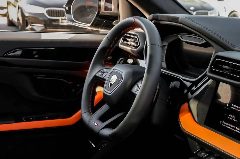 2025 Lamborghini Urus - Image 11 of 20