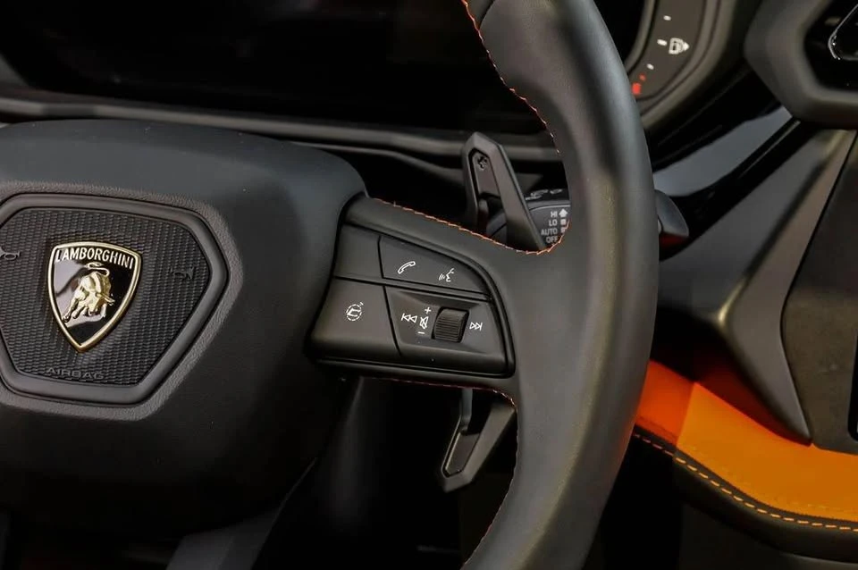 2025 Lamborghini Urus - Image 15 of 20