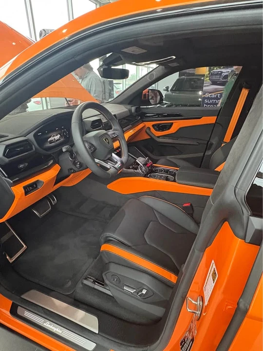 2025 Lamborghini Urus - Image 7 of 10