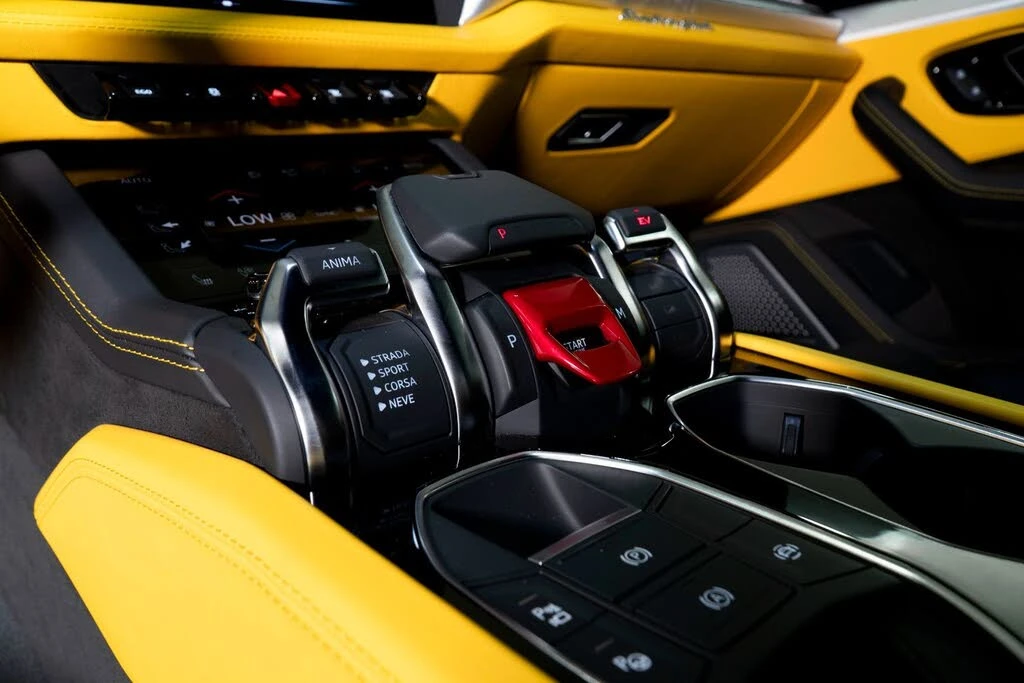 2025 Lamborghini Urus SE - Image 22 of 31