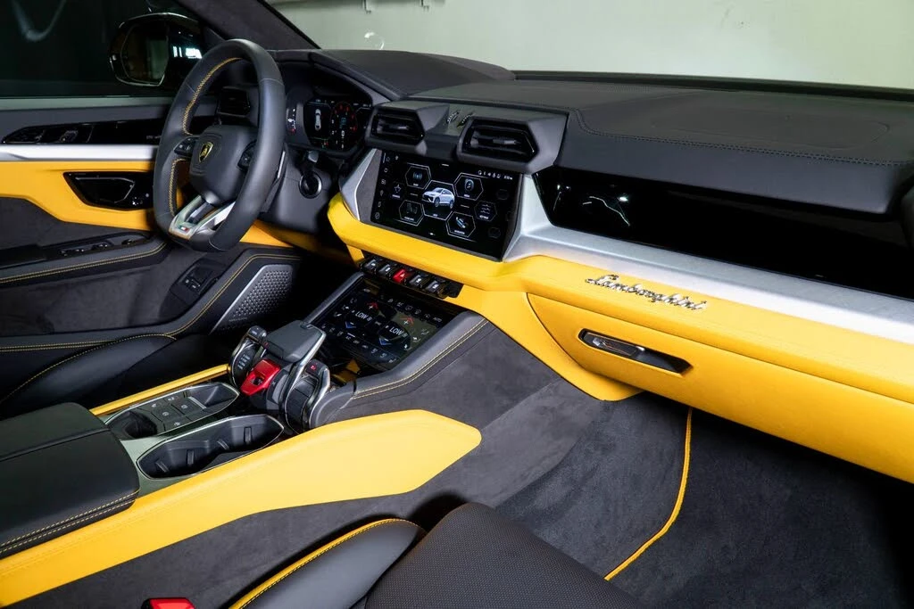 2025 Lamborghini Urus SE - Image 21 of 31