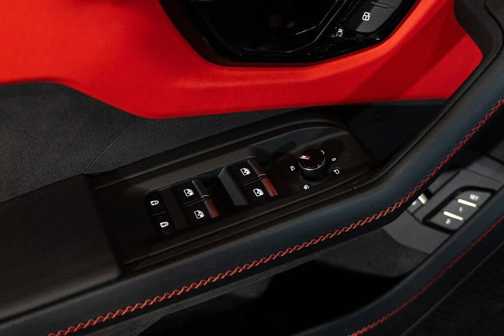 2025 Lamborghini Urus SE - Image 10 of 31