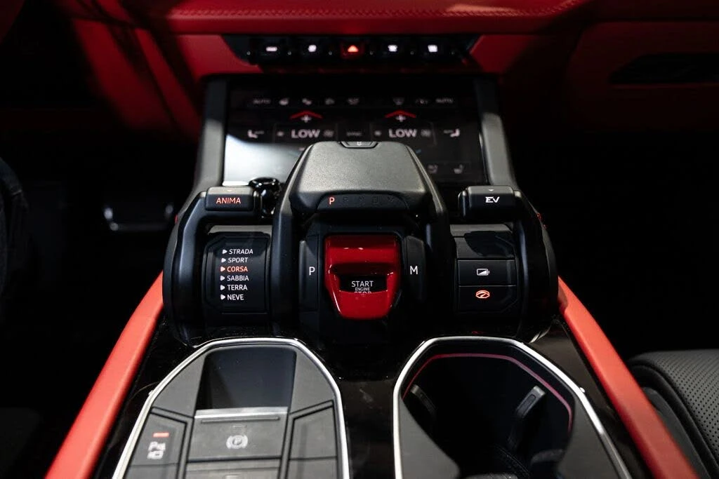 2025 Lamborghini Urus SE - Image 22 of 31
