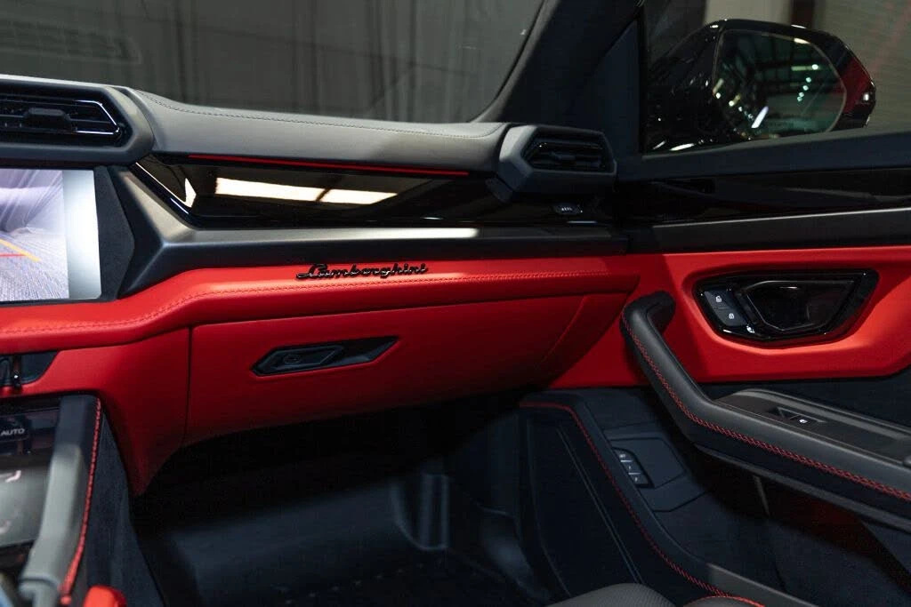 2025 Lamborghini Urus SE - Image 24 of 31