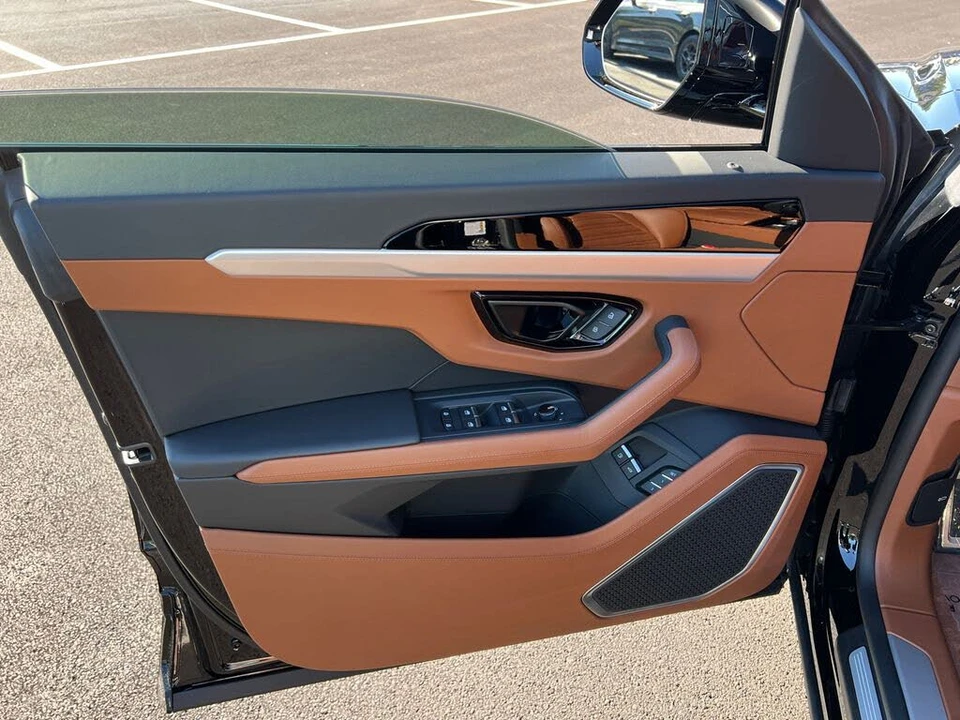 2025 Lamborghini Urus SE - Image 11 of 31